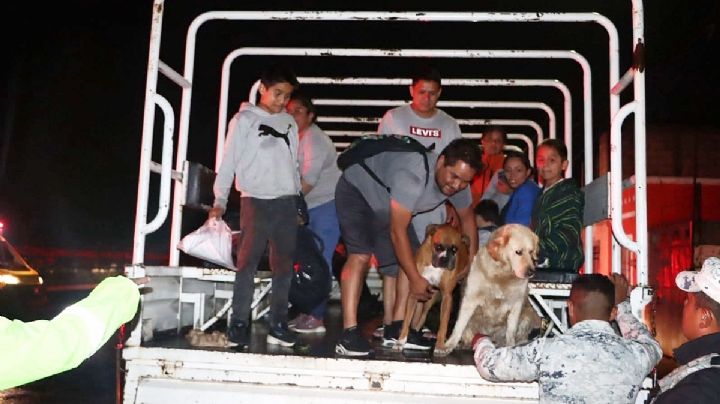 Evacúan a familias de Los Tuzos tras desbordamiento del Río de las Avenidas | FOTOS