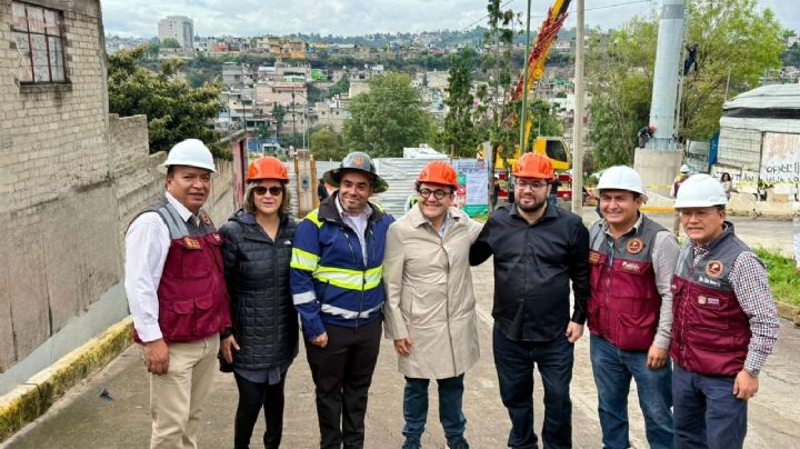 Supervisan alcalde Isaac Montoya montaje del primer poste de la línea 3 del Mexicable