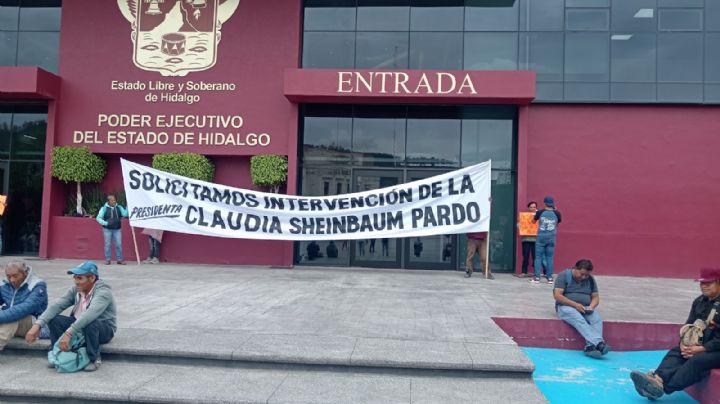 Sitian palacio de gobierno de Hidalgo, nadie entra ni sale; esto piden manifestantes