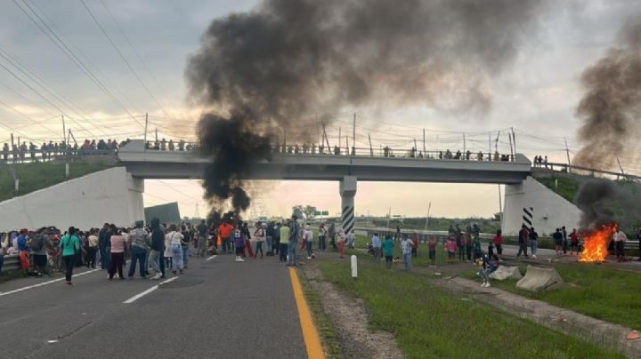 Habitantes de San Juan de Abajo se manifiestan y toman carretera federal por desalojo