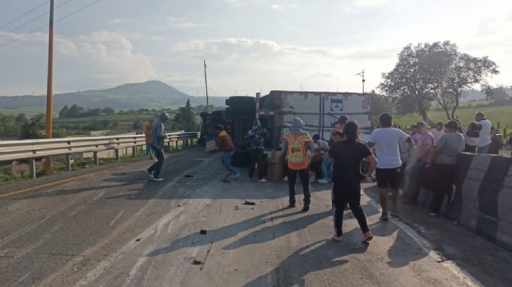 Cierran autopista Orizaba-Puebla por volcadura de tractocamión en San José Cuyachapa, Veracruz