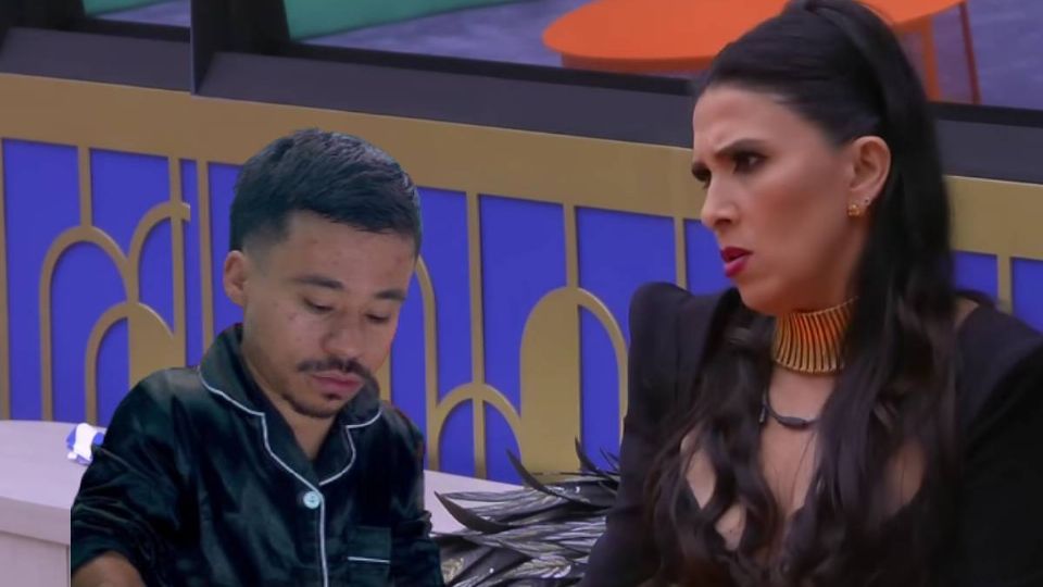 Rompió la silla del youtuber.