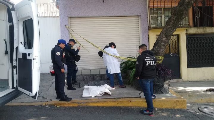VIDEO: Captan a joven que abandona a feto de 8 meses en jardinera de alcaldía Tlalpan
