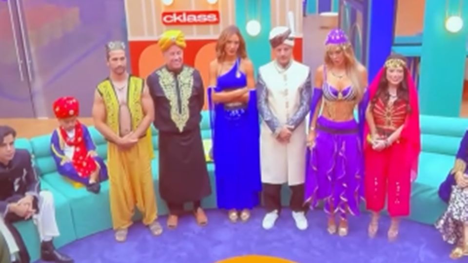 Quitando a uno de los nominados de la placa