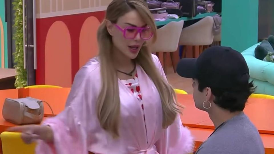 No es la primera vez que la cantante lo acosa.