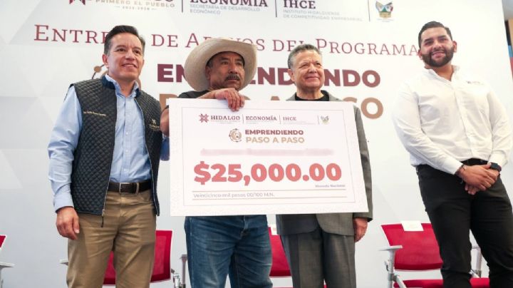 Menchaca entrega apoyos del programa “Emprendiendo Paso a Paso 2025”