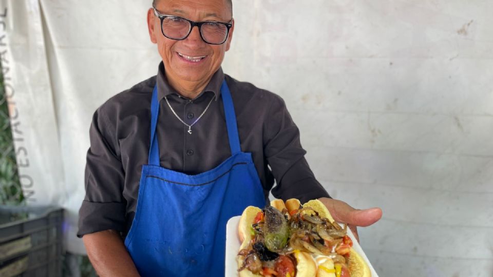 En solo 30 segundos Frank te prepara una orden de hot dogs