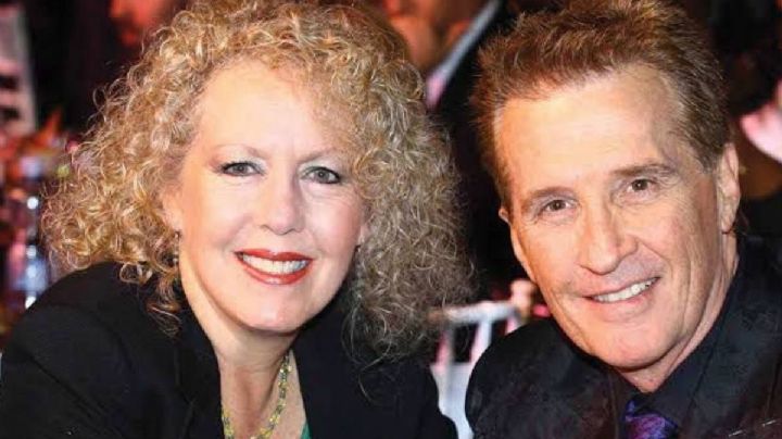 Reaparece esposa de Emmanuel en silla de ruedas; sigue enfrentando una enfermedad crónico degenerativa