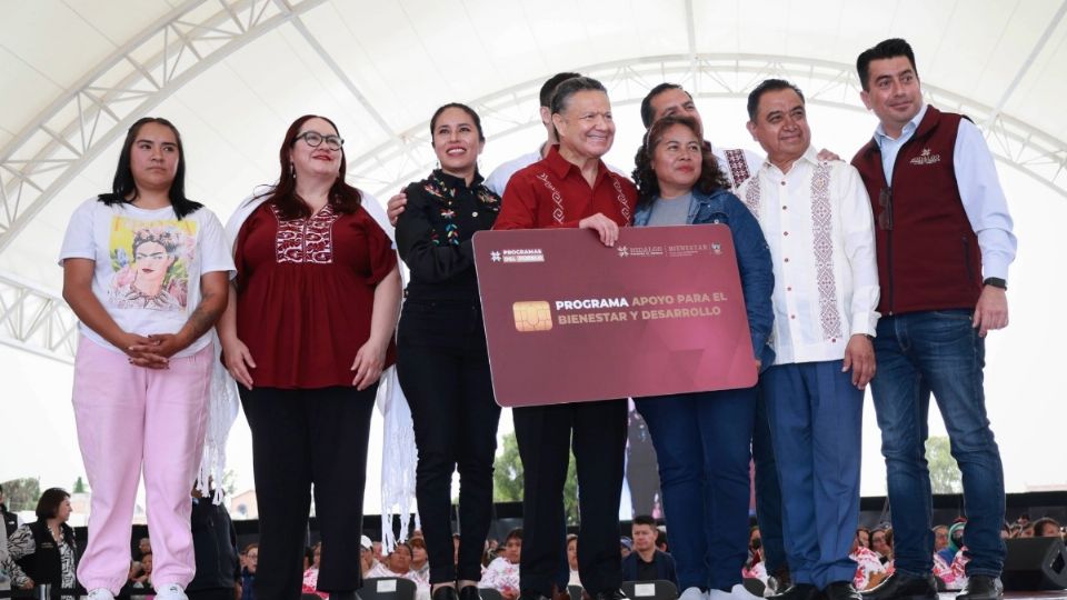 Julio Menchaca encabezó la entrega de programas sociales