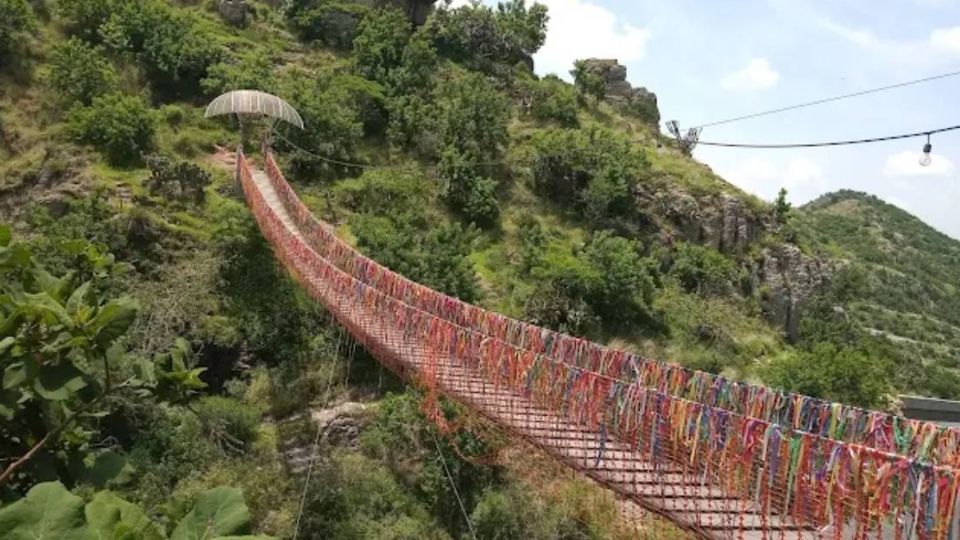 El Puente colgante de los Deseos se encuentra cerca de Salamanca.