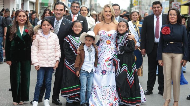 Encabezan Romina Contreras y Enrique Vargas desfile cívico por el 215 aniversario de Independencia