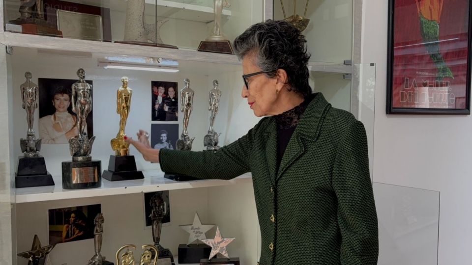 Sus cinco Arieles están en una vitrina de su escuela