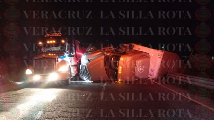 Accidente deja sin paso a vehículos en Cumbres de Maltrata hacia Puebla