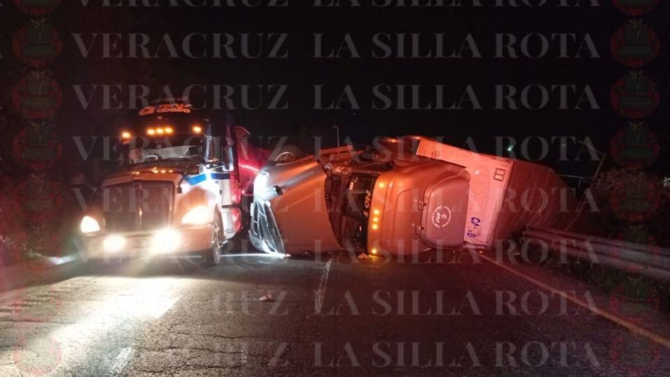 Accidente deja sin paso a vehículos en Cumbres de Maltrata hacia Puebla