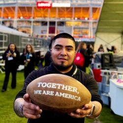 De Hidalgo al Super Bowl 2026: el migrante que coordinó escenografía en show de Bad Bunny