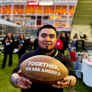 De Hidalgo al Super Bowl: el migrante que coordinó escenografía en show de Bad Bunny