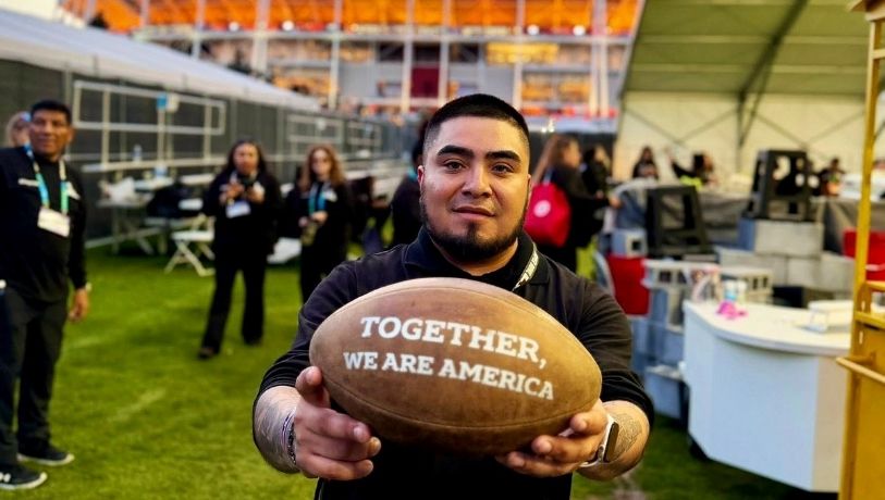 De Hidalgo al Super Bowl: el migrante que coordinó escenografía en show de Bad Bunny