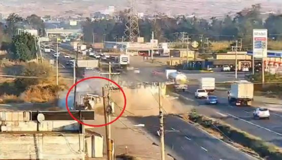 Tolva parte en dos la caja de un tráiler en el Libramiento Norte de Irapuato |VIDEO