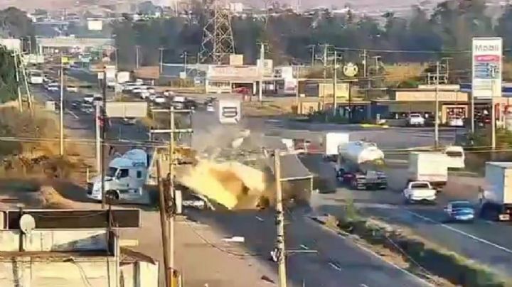 Video | Camión torton choca y parte a la mitad caja de tráiler en Irapuato