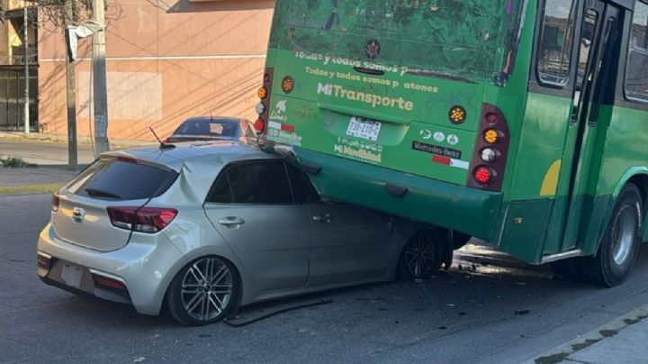 Aparatoso accidente en Guadalajara; conductora se queda dormida y choca contra camión