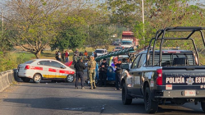 Taxista queda prensado y muere en choque contra camioneta de Megacable en el Nuevo Veracruz