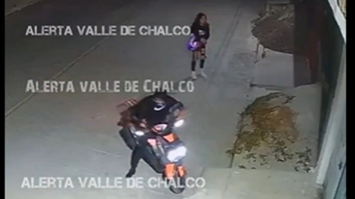 Video del momento exacto en que motorratones de Valle de Chalco roban motoneta a una mujer