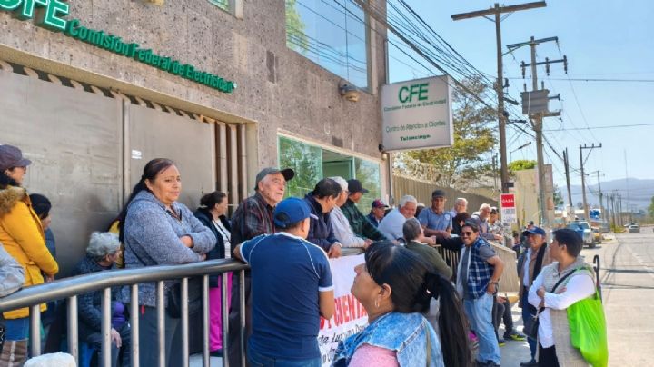 Toman oficinas de la CFE en Tulancingo exintegrantes del sindicato de electricistas