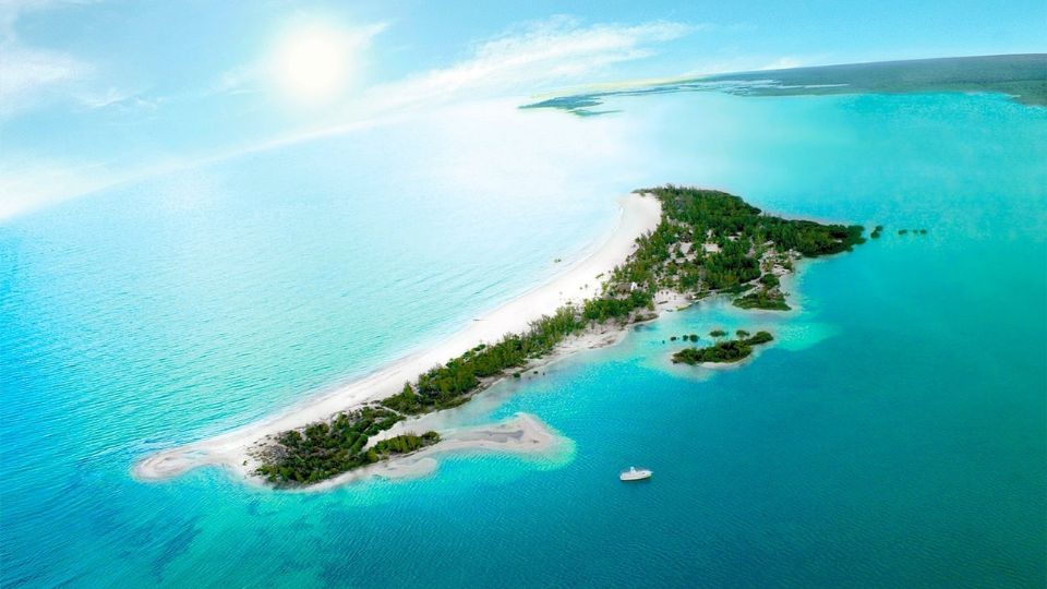 El destino se distingue por sus aguas cristalinas, su entorno virgen y diversa flora y fauna, incluyendo especies como rayas, flamencos y pelícanos, lo que lo convierte en uno de los atractivos más representativos del Caribe mexicano.