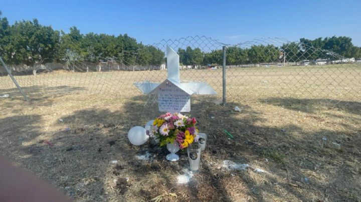 A una semana de la matanza, limpian campo de fútbol y ponen una cruz