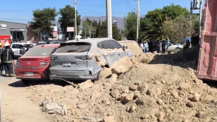 Vuelca tráiler en el bulevar Colosio y arrasa con tres vehículos | VIDEO