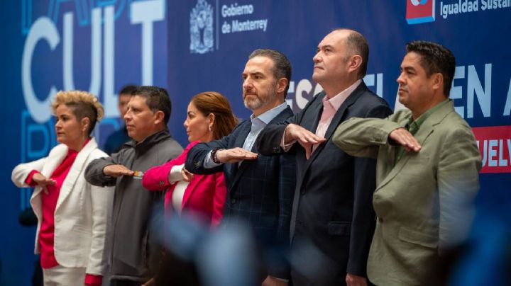 Entregan banderas nuevas a 30 escuelas públicas de Monterrey
