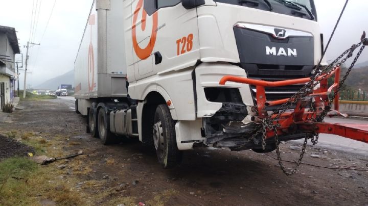 Accidente en la autopista Orizaba-Puebla: tractocamión choca y deja tráfico en Nogales