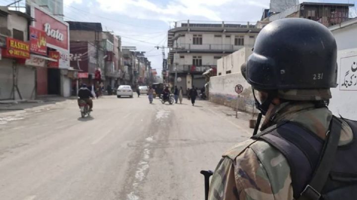 Afganistán ofrece diálogo tras atacar a Pakistán en la llamada "guerra abierta"