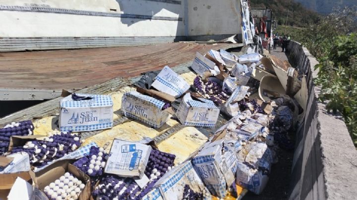 Vuelca tráiler cargado con cajas de huevo en la autopista Puebla-Orizaba; conductor está lesionado