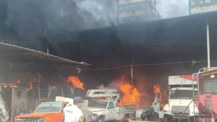 Incendio en almacén de residuos en Azcapotzalco moviliza a bomberos