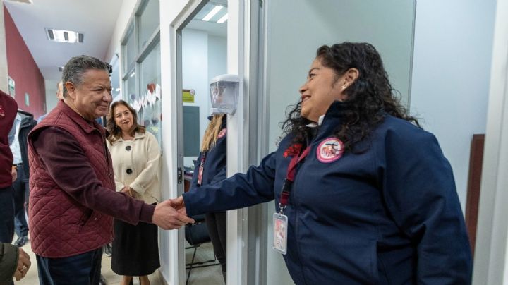 Menchaca entrega uniformes y kits escolares a niñas y jóvenes en situación de vulnerabilidad