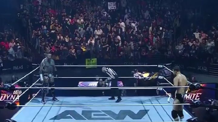 El video del momento en el que fanáticos lanzan cánticos anti-ICE en lucha libre de Las Vegas