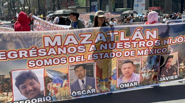 Bloquean Eje Central y Juárez en CDMX; exigen aparezcan secuestrados en Mazatlán