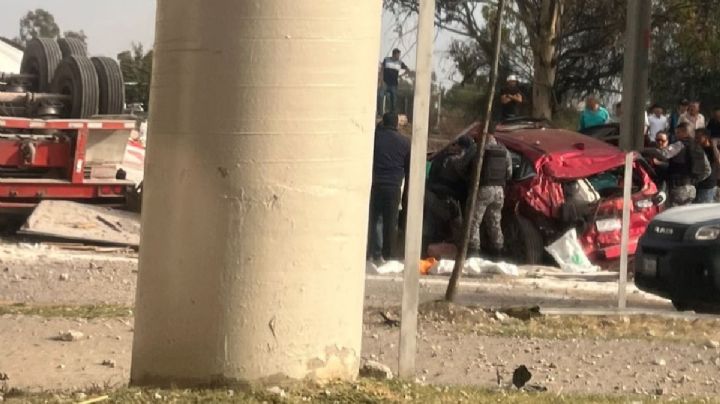 Caja de tráiler cae desde un puente sobre camioneta en la León–Aguascalientes; dos muertos