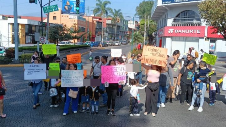 Madres y padres bloquean calle Enríquez en Xalapa por obra inconclusa en jardín de niños