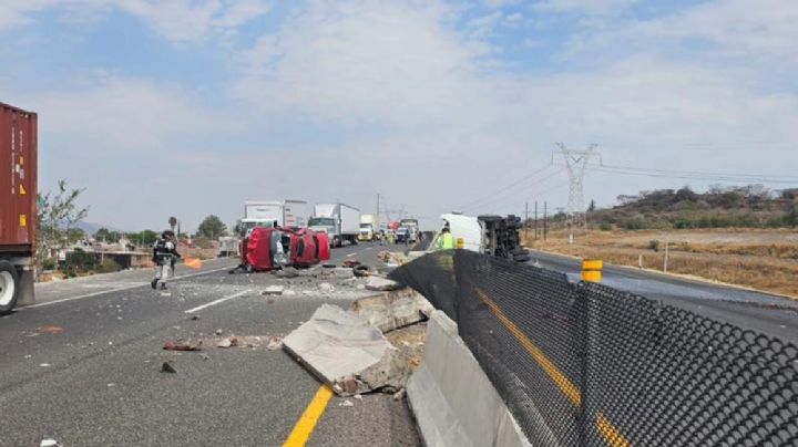 Choque de un tráiler provoca volcadura doble y deja dos lesionados en Salamanca