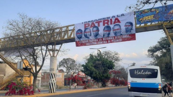 Exhiben en Oaxaca a diputados por votar contra la reforma electoral