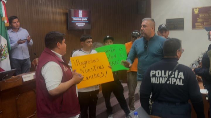 En plena sesión de cabildo, ciudadano agrede a funcionario de Tepeji | VIDEO