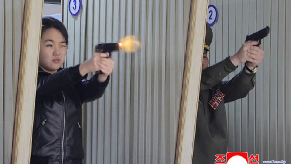 La hija del líder norcoreano, Kim Jong-un, disparando un arma durante de prueba de tiro.