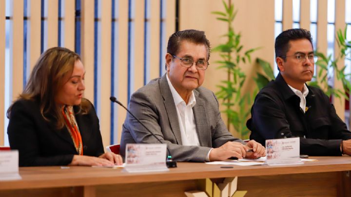 Reuniones no son “secretas” y se abordan temas abiertos: Olivares