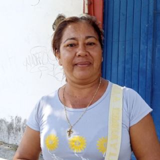 Edith compra despensa en el Banco de Alimentos de Veracruz para estirar el gasto diario