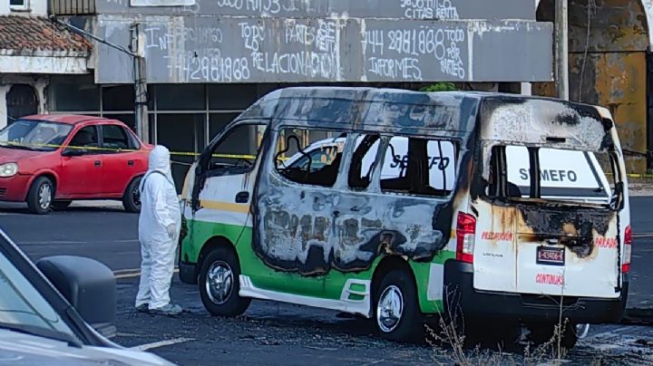 Atacan y queman unidad de transporte en Acapulco durante puente vacacional; protestan por asesinato de chofer
