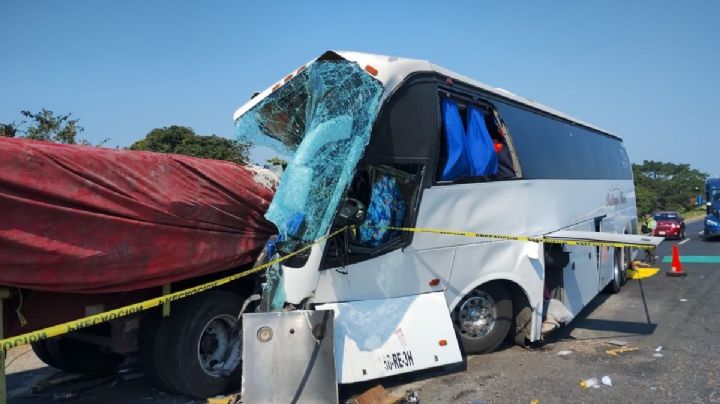 Choque de autobús deja 4 muertos en autopista al sur de Veracruz; esta es la lista de los 7 lesionados