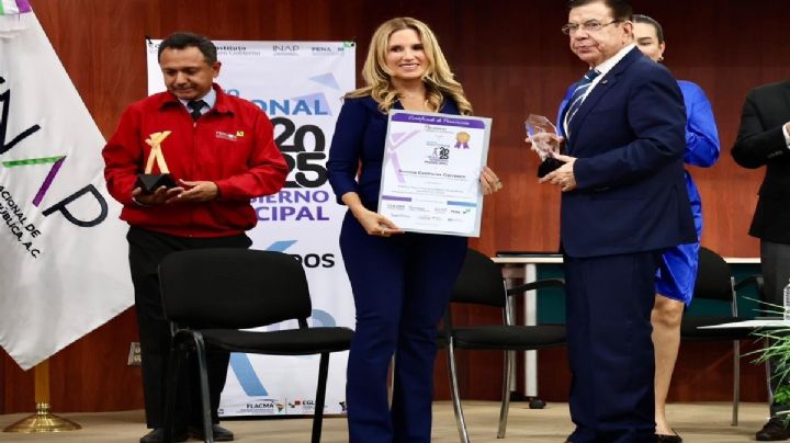 Recibe Romina Contreras premio por ser la mejor Presidenta Municipal del EDOMEX