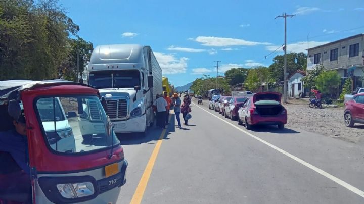 Productores de mango de Oaxaca bloquean carretera federal para exigir un precio justo